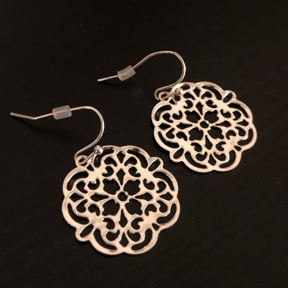 NWOT Beautiful Silver Flower Pattern Earrings